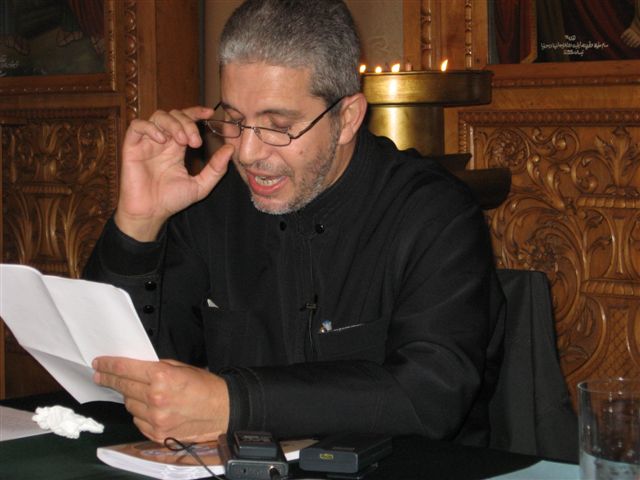 Fr. Elia Mitri during a lecture الأب إيليّا متري أثناء محاضرة