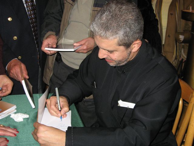 الأب إيليّا متري يمضي كتابه Father Elia Mitri signing his book